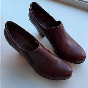Women's Brown Leather Slip On Shoes. 8